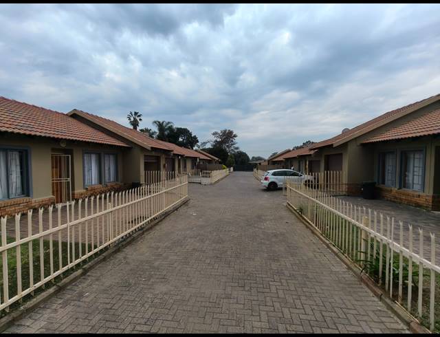 3 BEDROOM TOWNHOUSE FOR SALE IN OOS EINDE